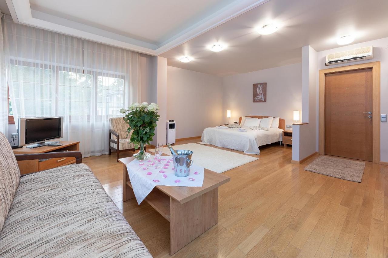 Room In Guest Room - Valensija - Large Suite Юрмала Экстерьер фото