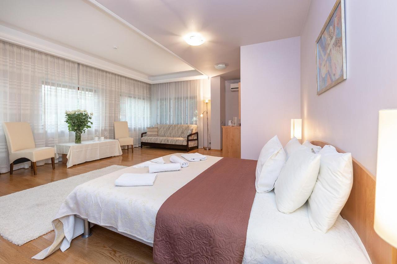 Room In Guest Room - Valensija - Large Suite Юрмала Экстерьер фото