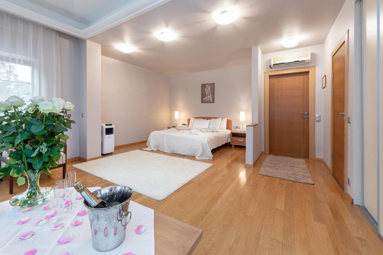 Room In Guest Room - Valensija - Large Suite Юрмала Экстерьер фото