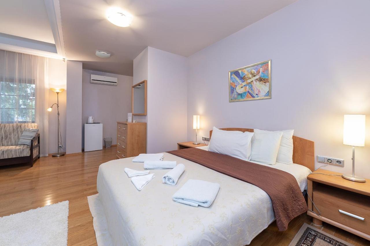 Room In Guest Room - Valensija - Large Suite Юрмала Экстерьер фото